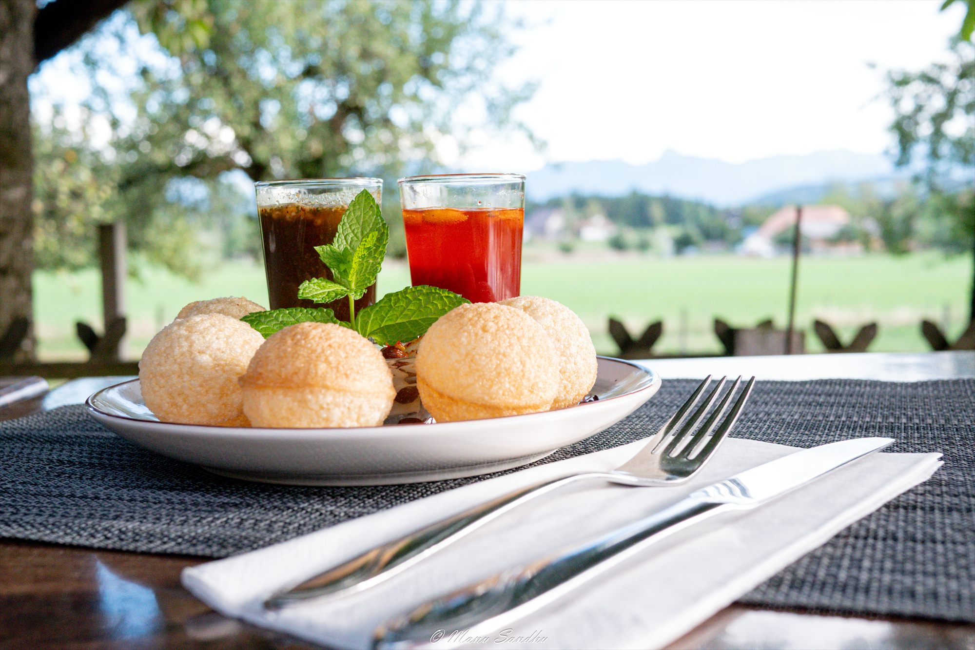 Golgappe auf der Terrasse mit Blick auf die Felder